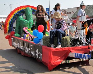 Dorothy and Toto from the Wizard of Oz would have been right at home on the McCloud Family Float “There’s No Place Like Faulkton.” The float captured first in the Best Reunion/Family category. Photo by Faulk County Record