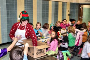 Britton-Hecla Food Service Manager Rosie Cease hands out dessert to Britton-Hecla students the day before Christmas vacation. Photo by Britton Journal